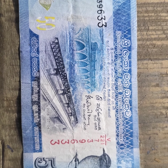 Assorted World Currency Notes - Picture 13 of 16